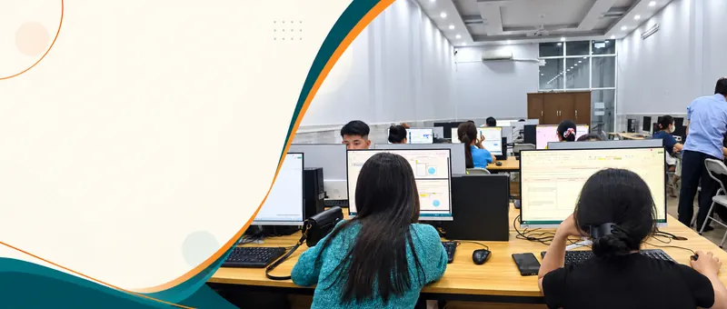 Ảnh ghép thiết kế từ ảnh lớp tin học thực tế do chủ website cung cấp.