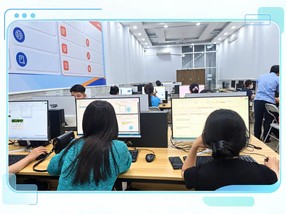 Ảnh minh họa thiết kế từ lớp tin học thực tế do chủ website cung cấp, dùng cho nội dung Ghi câu hỏi tin học kèm các bước đã thử để nhận góp ý rõ hơn.