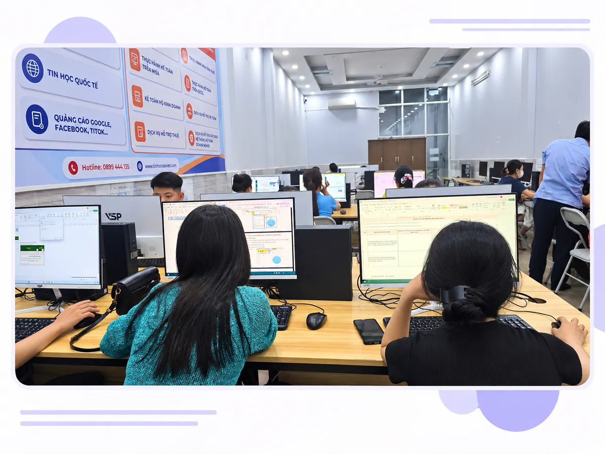 Ảnh minh họa thiết kế từ lớp tin học thực tế do chủ website cung cấp, dùng cho nội dung Word: bố trí thông báo có bảng nội dung và phần ký tên.